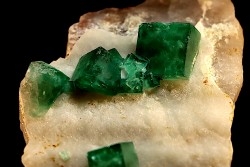 Fluorite verte sur quartz - Mandrosonoro, Ambatofinandranana, Amoroni Mania, Madagascar