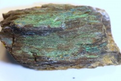 superbe bois fossile en azurite malachite