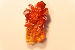 VANADINITE sur BARYTE- Mibladen, Maroc