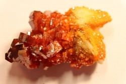 VANADINITE sur BARYTE// Mibladen, Morocco