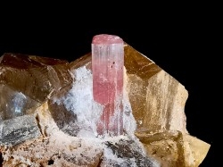 Tourmaline rubellite sur quartz  Pakistan
