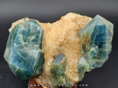 blue Apatite on calcite  slyudyanka, Lac Baikal - RUSSIA