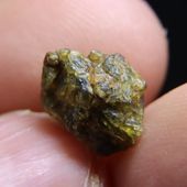 • Météorite NWA7831 • 
Une météorite HED (Howardites-Eucrites-Diogénites) de type achondrite de 1,3g avec une cristallisation caractéristique verte à jaune/verte. Elle est tombée en 2013 dans la région de Seguia el-Hamra, à l'ouest du Sahara. Elle provient très probablement de l'astéroïde Vesta. C'est le seul astéroïde connu qui, comme la Terre, contient un noyau de fer en fusion, un manteau pierreux et une croûte. On sait que les diogénites proviennent de Vesta en grande partie grâce à la sonde spatiale Dawn de la NASA, qui a orbité Vesta en 2011 et 2012. 
• 
35€ 
Lien vers la boutique dans notre bio
Météorites / Achondrites 
#météorites #meteorites #achondrite #hed #vesta #spacerocks #rocks #rocksandminerals #nwa7831 #ancient #meteor #igdaily #nature #imca #paleopassion 
Ref. 5356