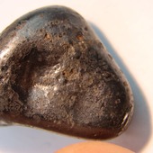 • Météorite orientée : Sikhote Alin • 
Une météorite sidérite orientée de 16 grammes. Rarement, une météorite a une stabilité suffisante en vol, par symétrie ou peut-être par une énergie de rotation suffisante, pour maintenir une orientation. Ce type de météorite affiche alors un profil plus aérodynamique. Dans ce cas, on dit qu'elles sont "orientées". Elle a été trouvée dans les monts de Sikhote Alin, au Nord Est de Vladivostok, en Russie Sa chute a été observée le 12 février 1947 à 10h38. 
• 
96€ 
Lien vers la boutique dans notre bio
Météorites 
#météorites #meteorites #mars #chondrites #siderites #spacerocks #rocks #ironmeteorite #rocksandminerals #ancient #meteor #igdaily #nature #paleopassion 
Ref. 4137